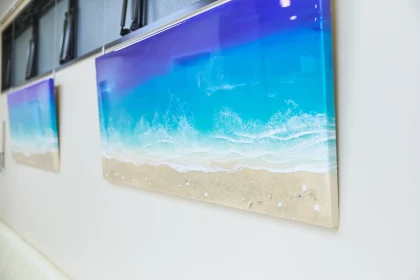 待合の壁に飾られた海をモチーフにしたアート