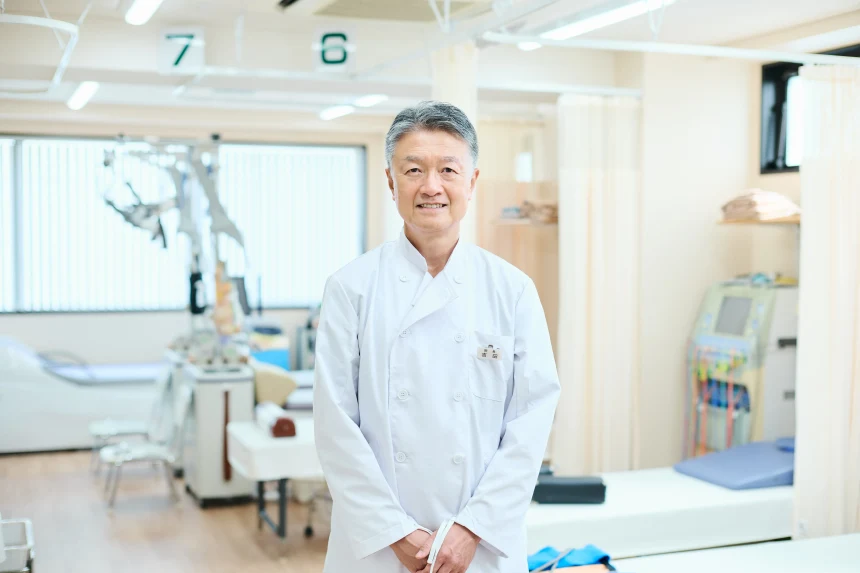 リハビリ室に立つ院長